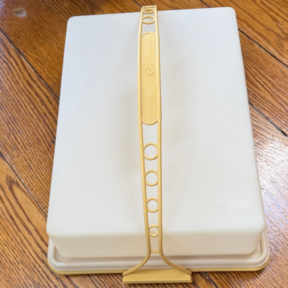 Vintage Tupperware cake tracker.  Three piece harvest gold style. Good condition